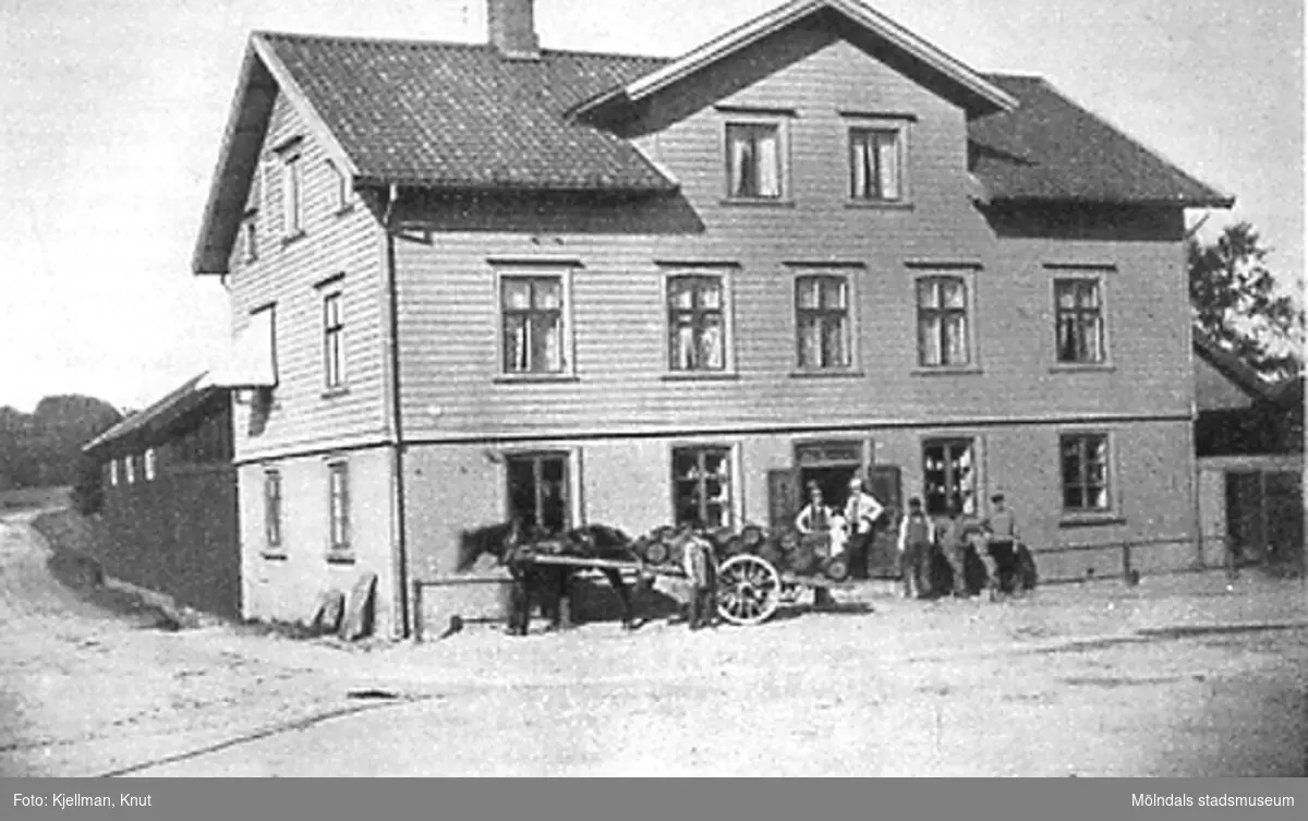 Nymanska huset vid Mölndalsbro (Nymans hus på Göteborgsvägen), 1910-tal. Huset revs 1937. Emiliedals bryggeri lastar av svagdricka.