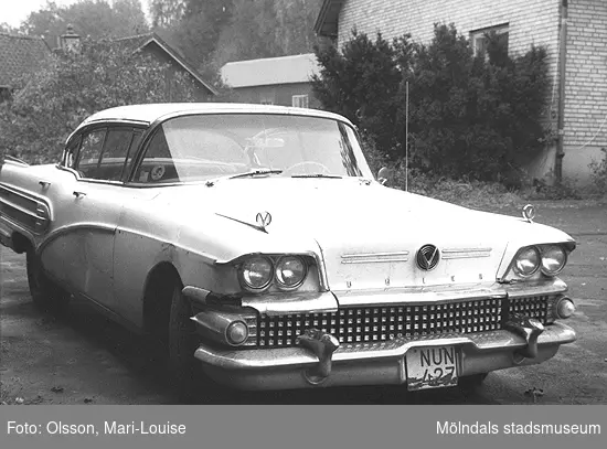 Buick - en 1950-tals bil, fotad snett framifrån. Bilden togs i samband med utställningen "Från näckens polska till rockens roll" som pågick 1 december 1990 - 31 december 1991 på Mölndals Museum.