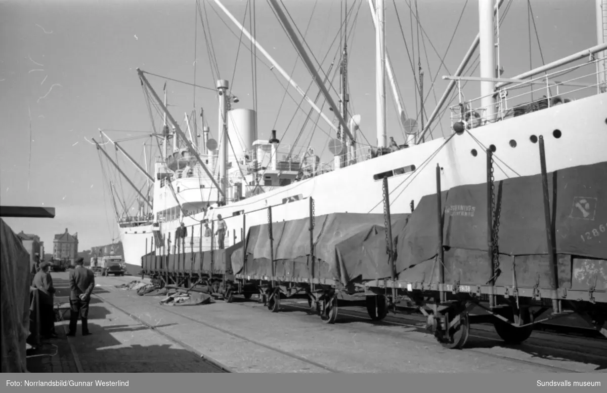 Båtar i Sundsvalls hamn, M/S Trolleholm och Montrose.