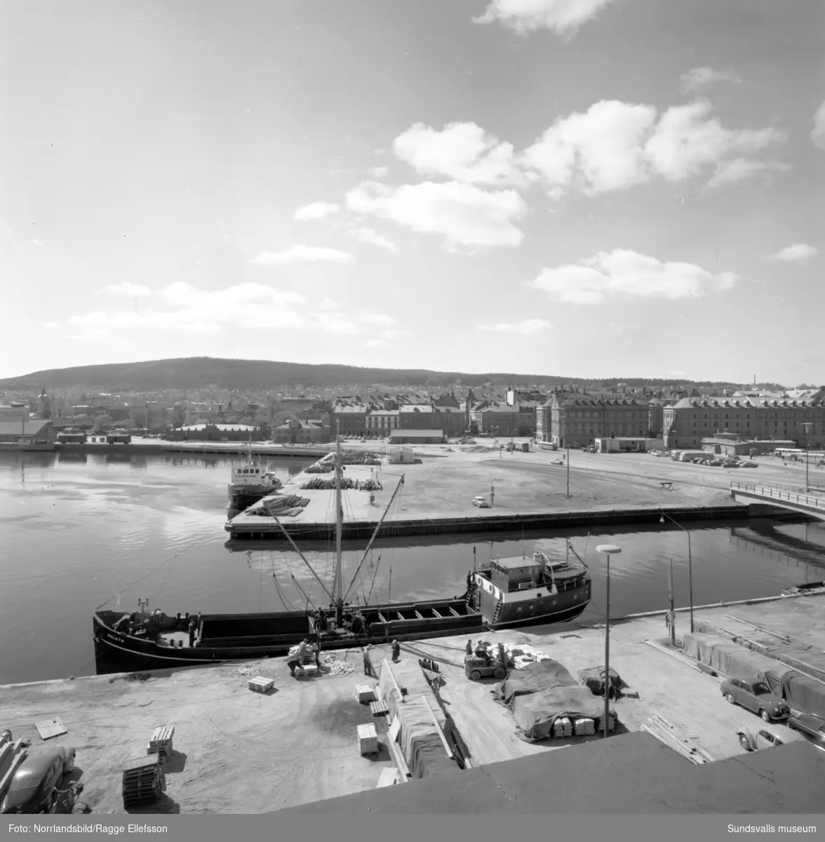 Sundsvalls hamn fotograferad från Laurents tak (Beijers) vid norra kajen.