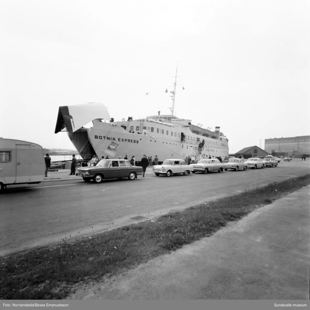 Finlandsfärjan i Sundsvalls hamn, Botnia Express, fotograferat för  Hamnförvaltningen. - Sundsvalls museum / DigitaltMuseum