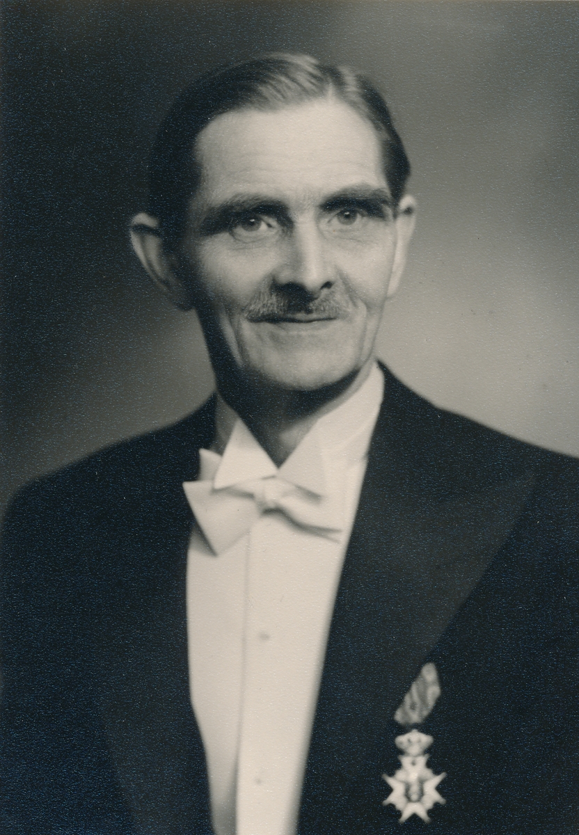 Porträtt av postmästare H. Axeling, 1954.