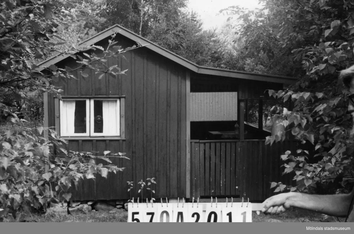 Byggnadsinventering i Lindome 1968. Bräcka (1:41).
Hus nr: 570A2011.
Benämning: fritidshus och redskapsbod.
Kvalitet: mindre god.
Material: trä.
Tillfartsväg: ej framkomlig.