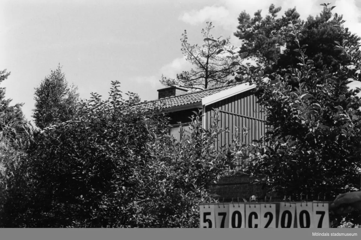 Byggnadsinventering i Lindome 1968. Dvärred 2:69.
Hus nr: 570C2007.
Benämning: fritidshus.
Kvalitet: god.
Material: trä.
Tillfartsväg: framkomlig.
Renhållning: soptömning.