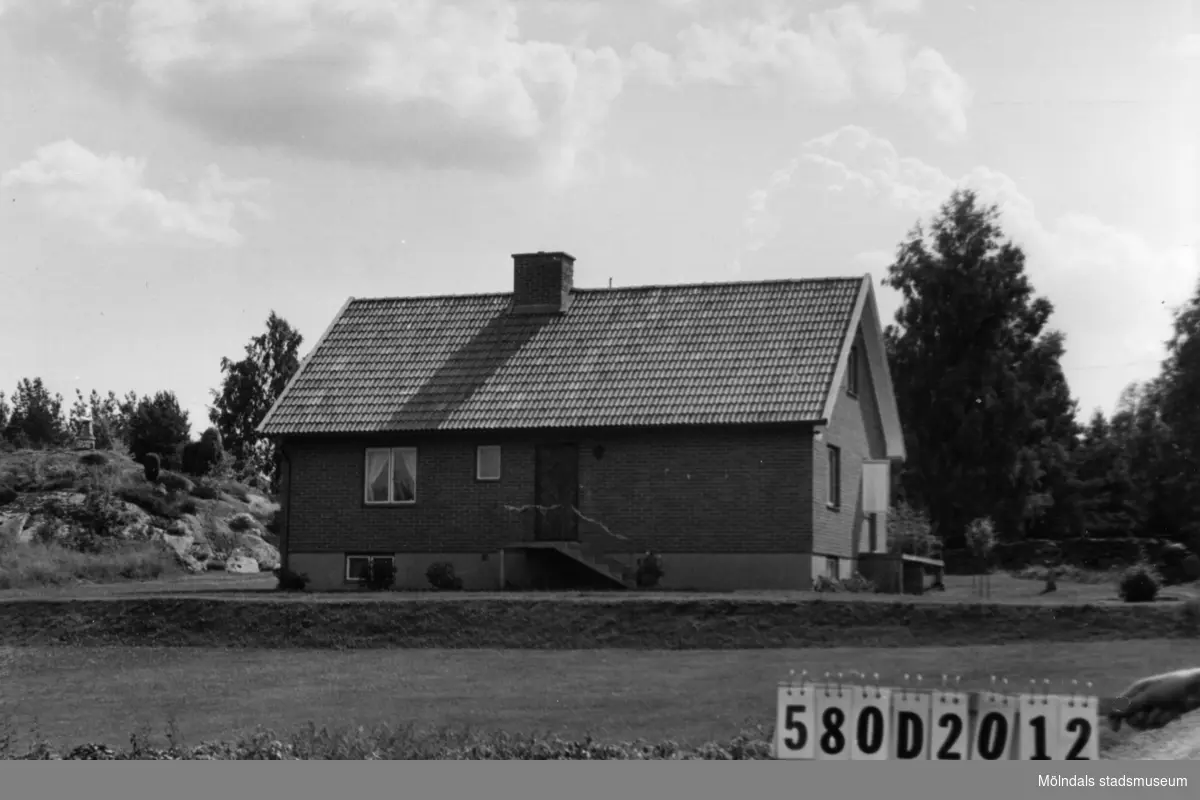 Byggnadsinventering i Lindome 1968. Hassungared 3:27.
Hus nr: 580D2012.
Benämning: permanent bostad.
Kvalitet: mycket god.
Material: rött tegel.
Tillfartsväg: framkomlig.