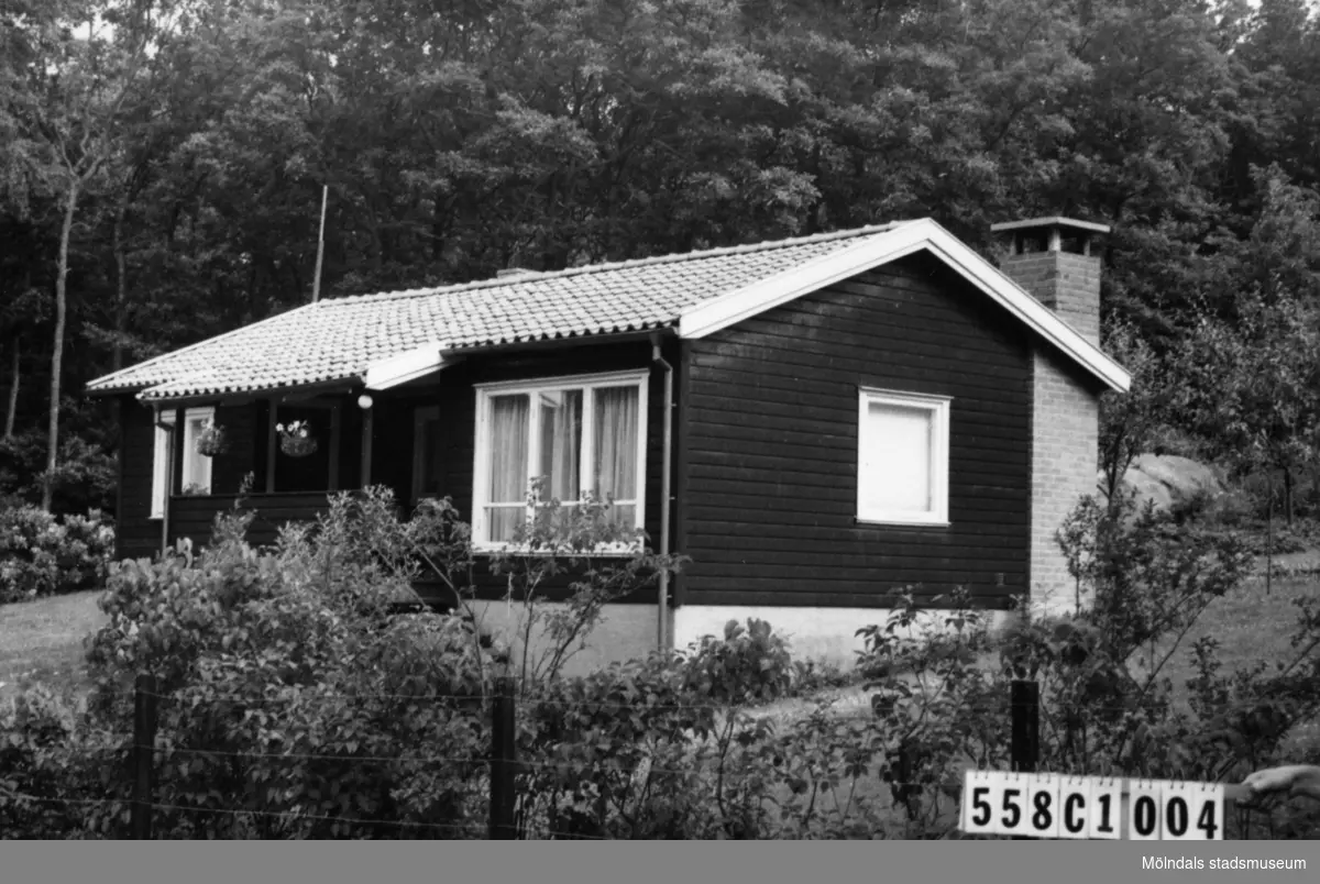Byggnadsinventering i Lindome 1968. Långås 1:18.
Hus nr: 558C1004.
Benämning: fritidshus, gäststuga och redskapsbod.
Kvalitet: god.
Material: trä.
Tillfartsväg: framkomlig.