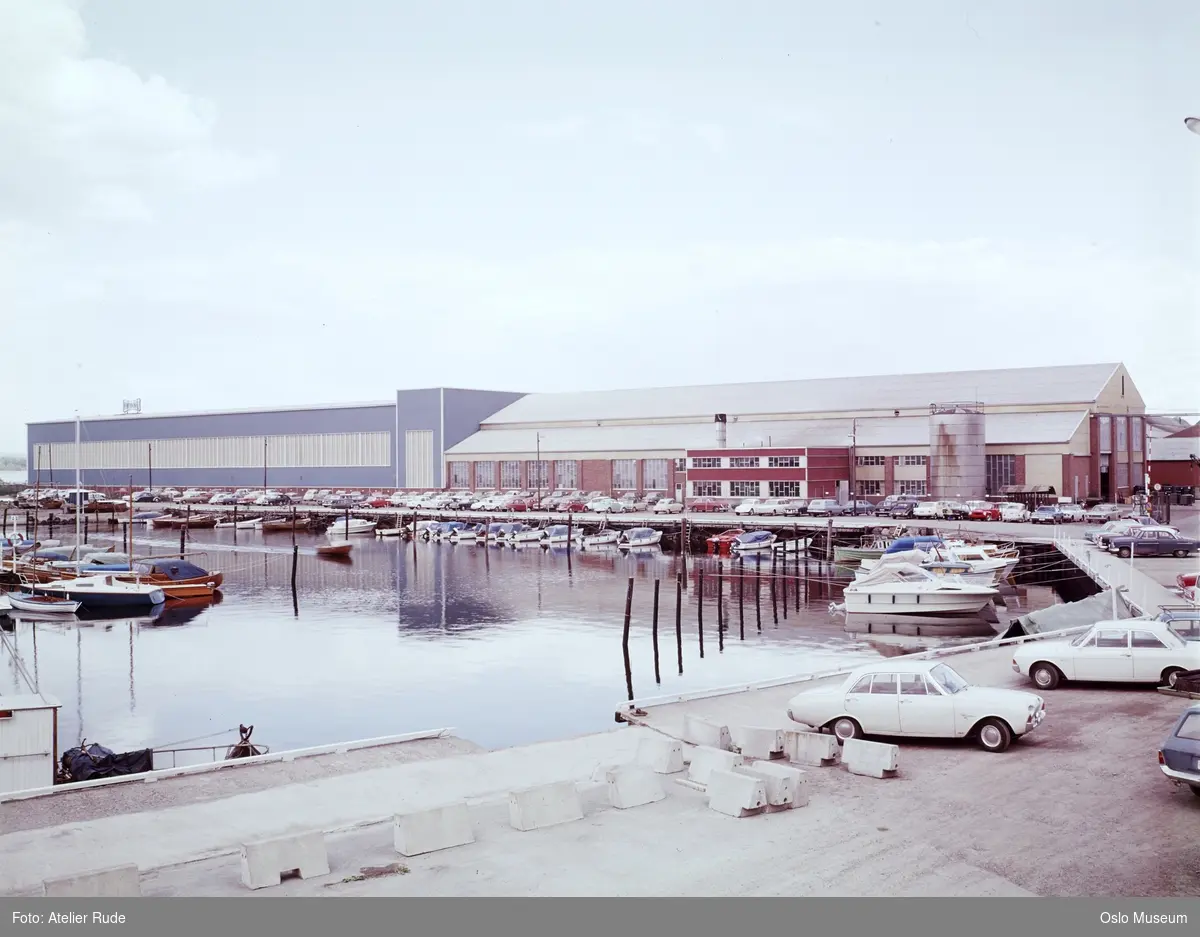 Høyang Polaris, fabrikkbygning, biler, småbåthavn