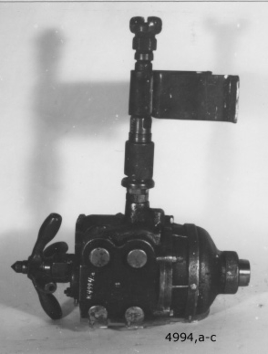 Borrmaskin, hand-  för komprimerad luft.
Maskinen, typ PR12 No 19188, är genomskuren och visar cylindrar, slider, kannor, vevaxlar, spindel för borr med kugghjul och kuggkrans. På översidan ratt för matning av borret.