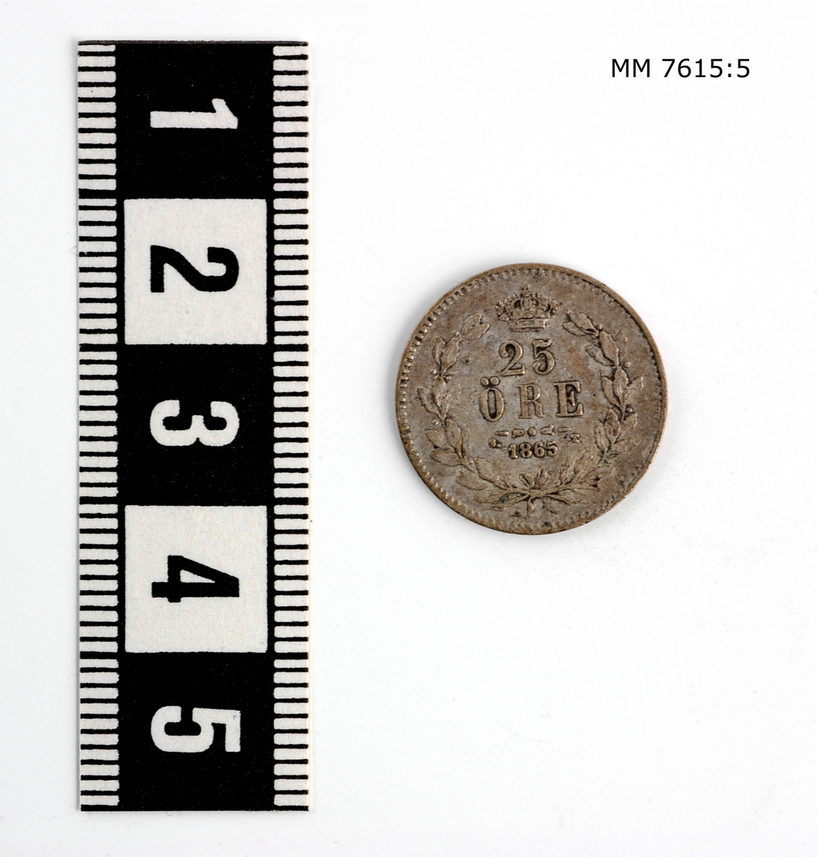 Mynt, svenskt, av silver. 25 öre från år 1865 Oscar II:s tid.