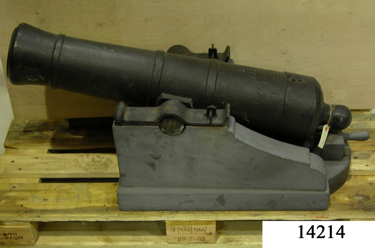 3-pundig kanon, tillverkad vid Stafsjö bruk 1775. Märkning: No2 150. XVI : XV. LXXXV. Tapparna märkta: 1775 resp. V B (= von Berchner )