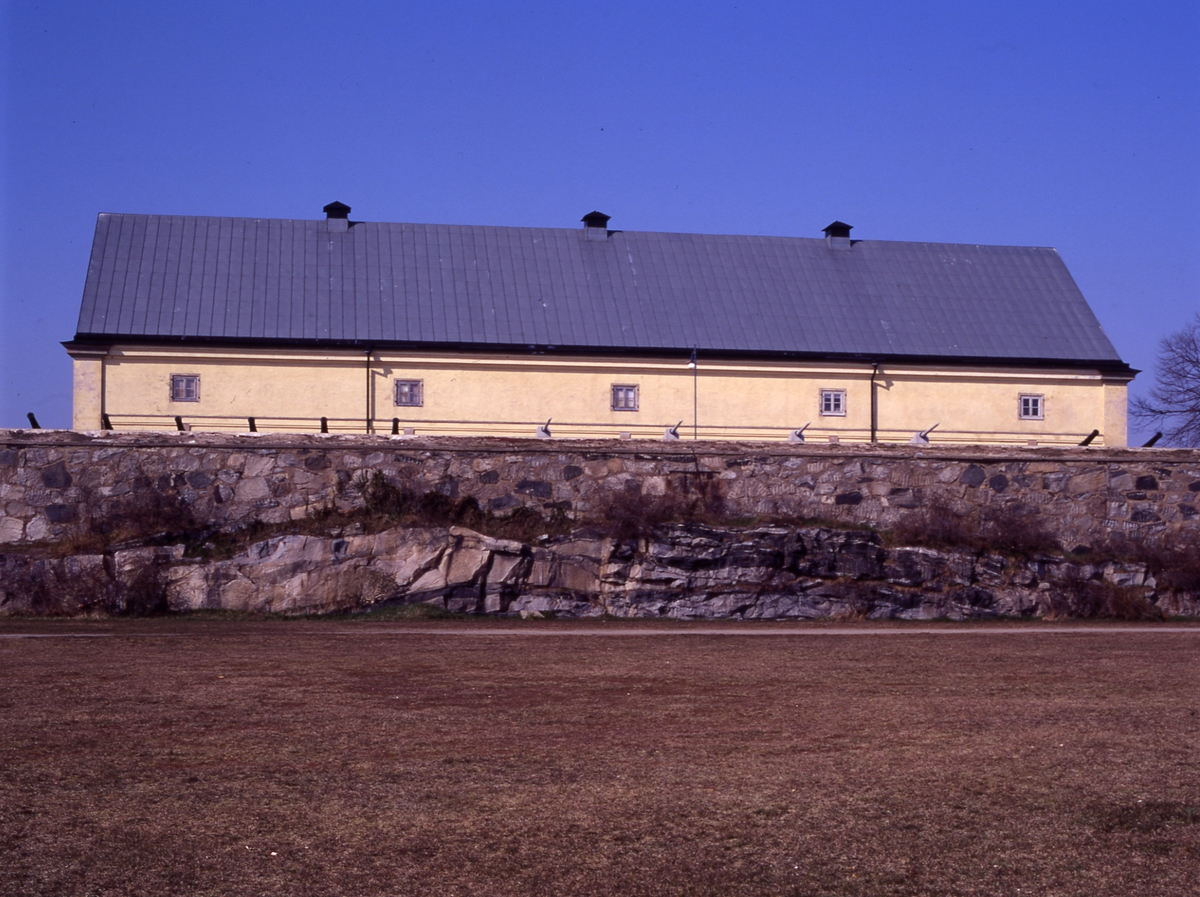 Bastion Kungshall består av en sexkantig planform med murverk av granit och skyttevärn mot vattnet.