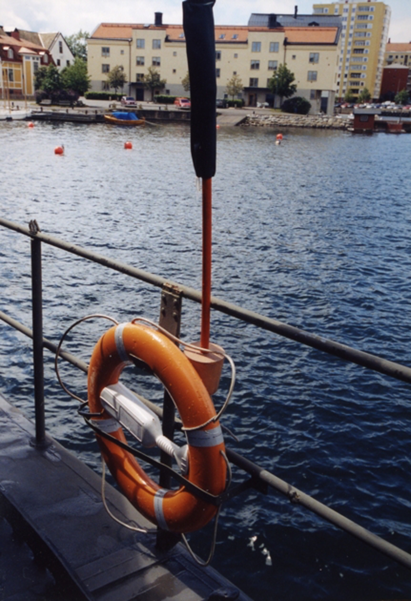 Stumholmen sett bakom styrbords frälsarkrans på akterdäck.