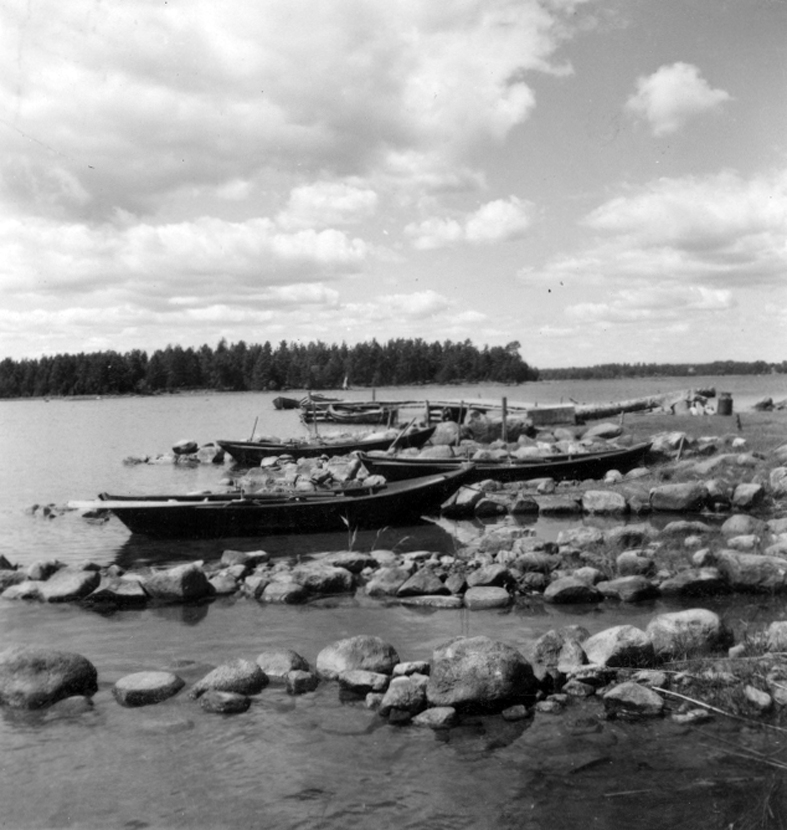 Småland, Kalmar län, Stranda härad, Ålems socken, Lövön. Båtstaden med kåsar, båtar och brygga.