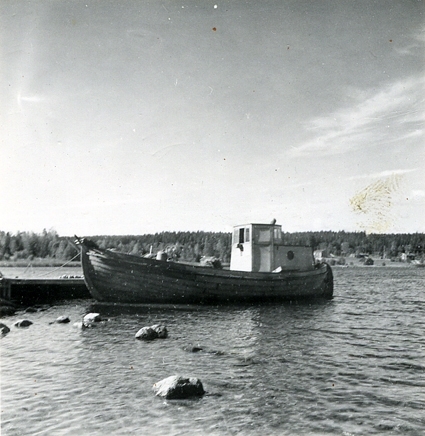 Modern fiskebåt, byggd i Stockholms skärgård 1951.
Ångermanland, Säbrå tingslag och socken, Lungön.