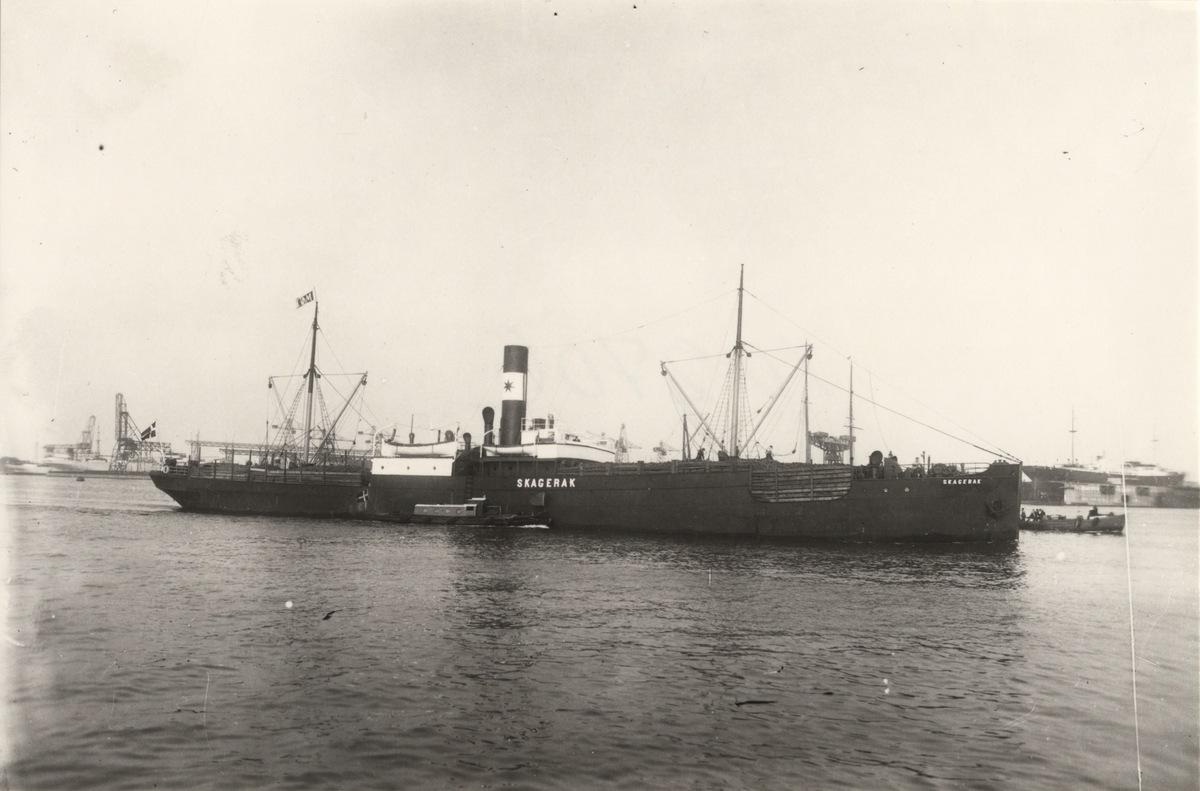 Foto i svartvitt visande lastångfartyget "SKAGERAK" av Köpenhamn i Köpenhamn under 1930-talet.