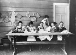 Seks personer på sykurs i banken på Lesja i 1919-20. Fem sit