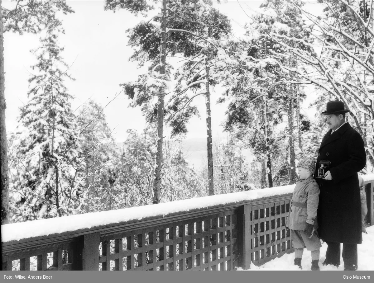 villa Randshøy, skog, gjerde, mann, fotoapparat, gutt, snø