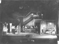 Scene fra skuespill på Nationaltheatret.
