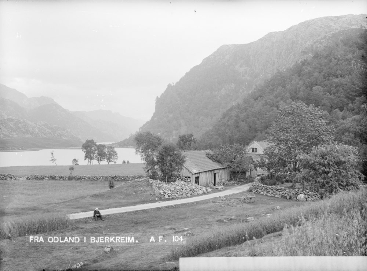Odland i Bjerkreim, Odlandshølen, Ørsdalsvatnet i bakgrunnen.