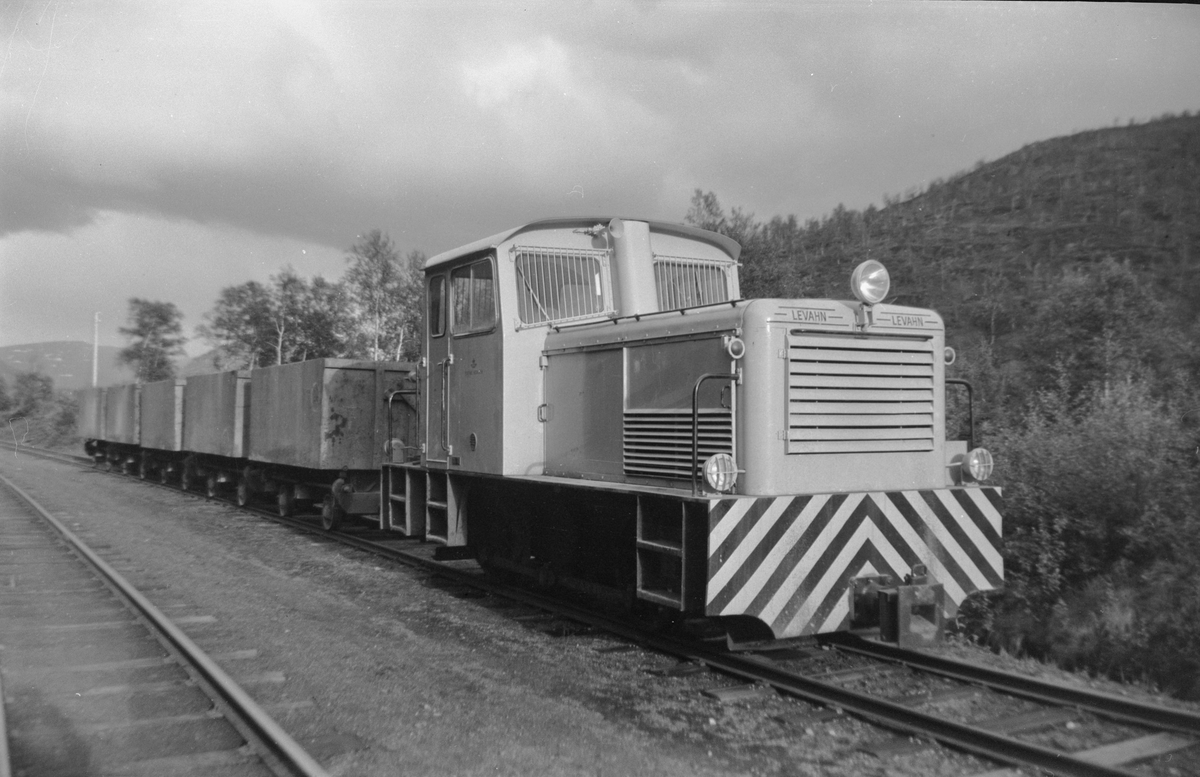 Sulitjelmabanens Levahn-lokomotiv med arbeidstog.