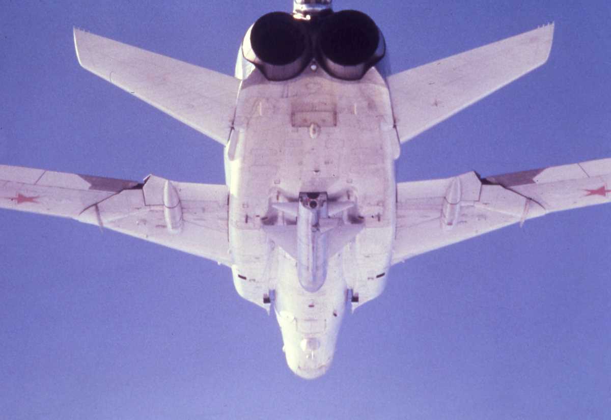 Russisk fly av typen Backfire B. Missilet Kitchen sees under flyet.
