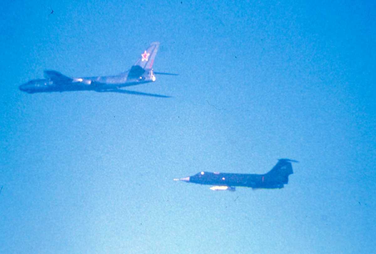 Øverst sees et russisk fly av typen Badger E og nederst sees en CF-104G Starfighter.