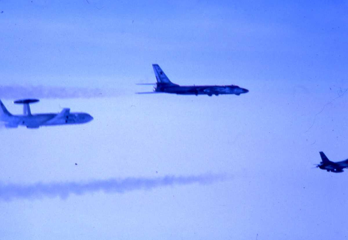 Til venstre sees et amerikansk fly av typen Boeing E-3 Sentry, Airborne Warning and Control System (AWACS). I midten sees et russisk fly av typen Badger D og til høyre sees en norsk F-16 fly.