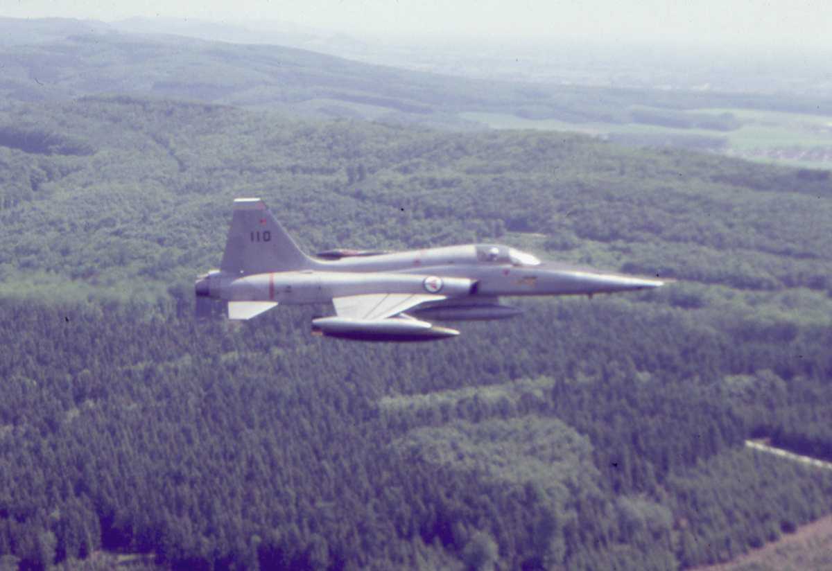 Norsk fly av typen RF-5A Freedom Fighter med nummer 110.