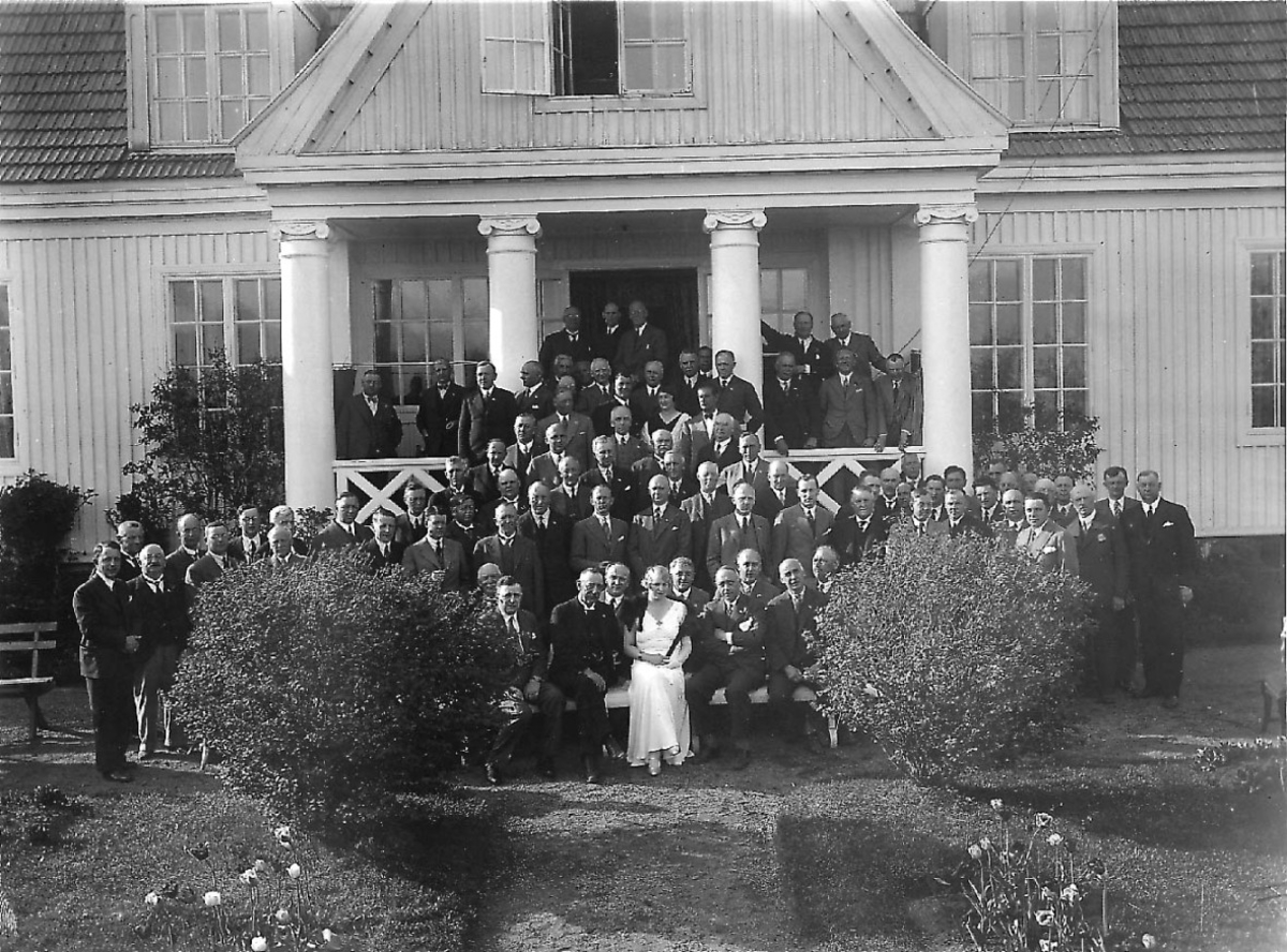 Norges Handelsstands Forbunds Generalmøte De står foran Riarhaugen som var hjemmet til Gunnar og Edith Frederiksen. Edith sitter i midten foran med hvit kjole