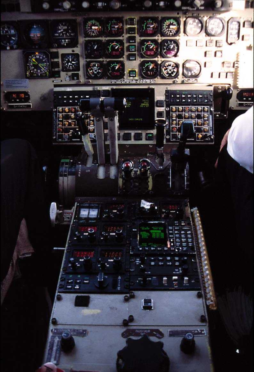 Lufthavn, 1 fly på bakken, G-MANU BAe ATP fra Manx Airlines. Oversikt av cockpit.