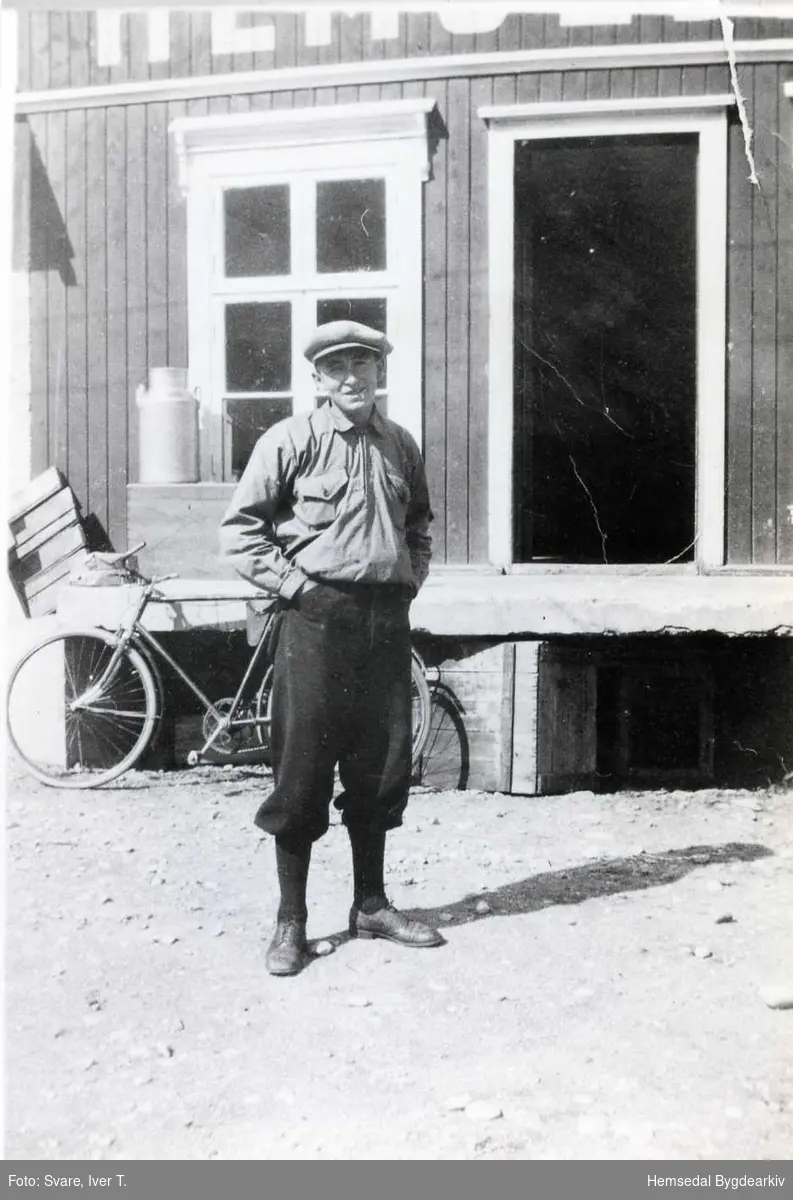 Ola J. Vøllo framfor lasterampa til Gamlemeieriet i Trøym i Hemsedal.