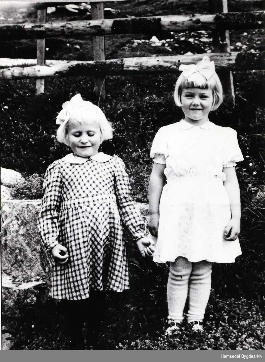 Torbjørg Svingen og Margrethe Ødegård på stølen Sildegjerde på Bakkestølane i Hemsedal, ca 1948