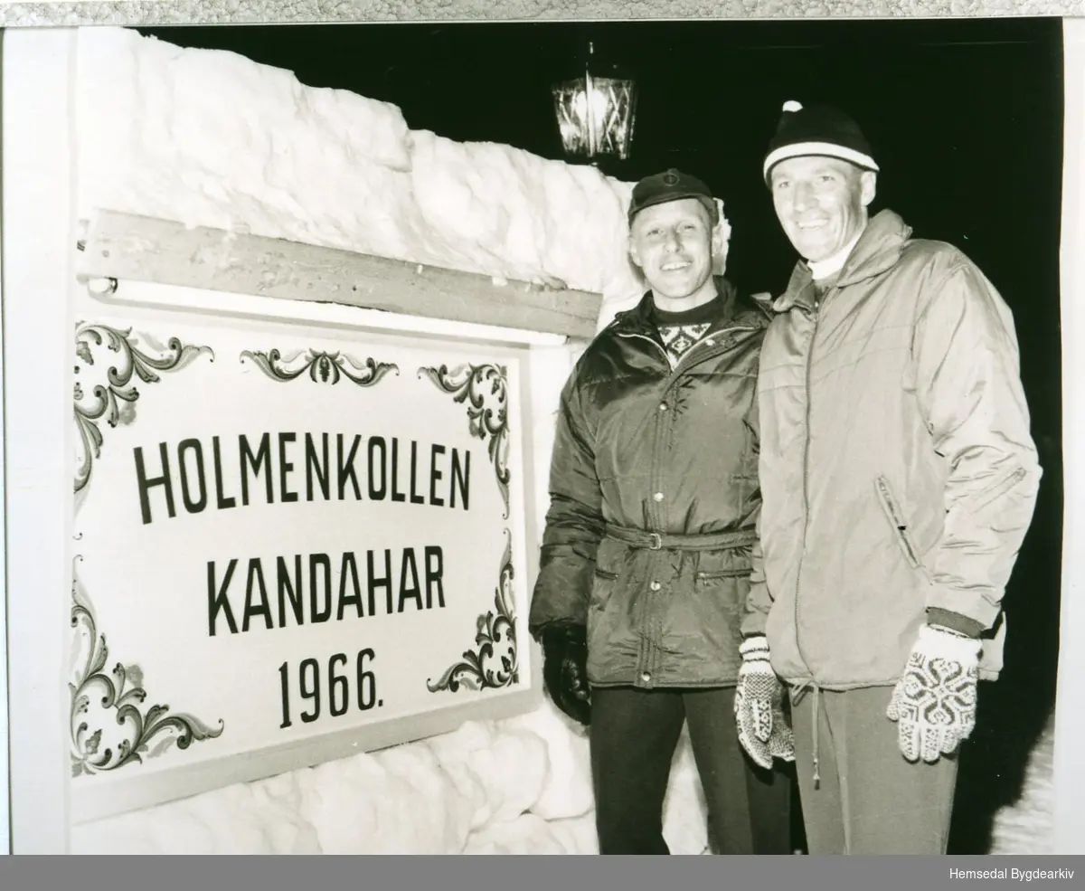 Frå venstre: Arild Smith Kielland og Olav Dokk.
Smith Kielland var formann i "Foreningen for skiidrettens fremme" som var medarrangør i Holmenkollen Kandahar-rennet i 1966 i Hemsedal skiheiser.