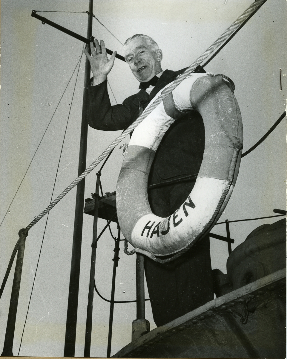 Marinens första ubåt, 50-åriga Hajen.
Kapten J. Widlund vinkar från gamla Hajens brygga.