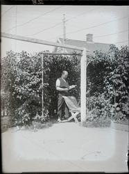 Mann i  lysthuset sitt.