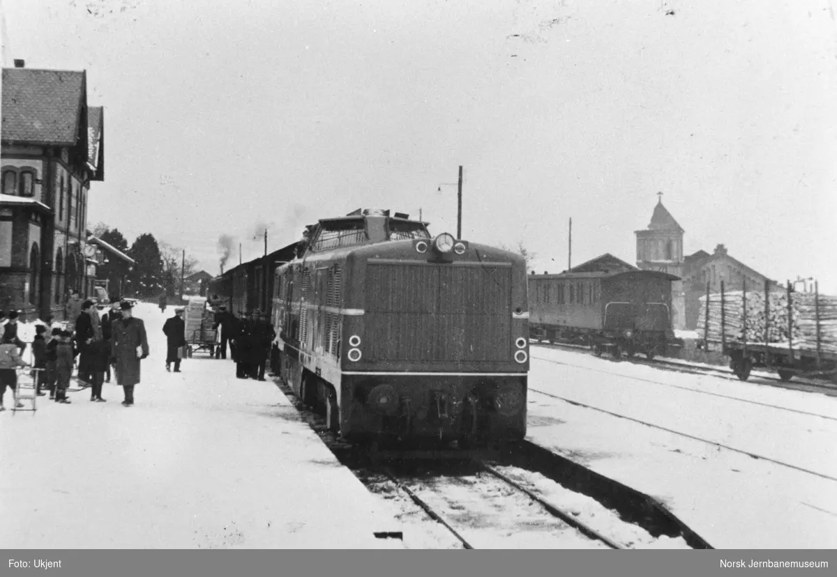 Diesellokomotiv fra MaK (prøvelok) foran persontog på Gjøvik stasjon