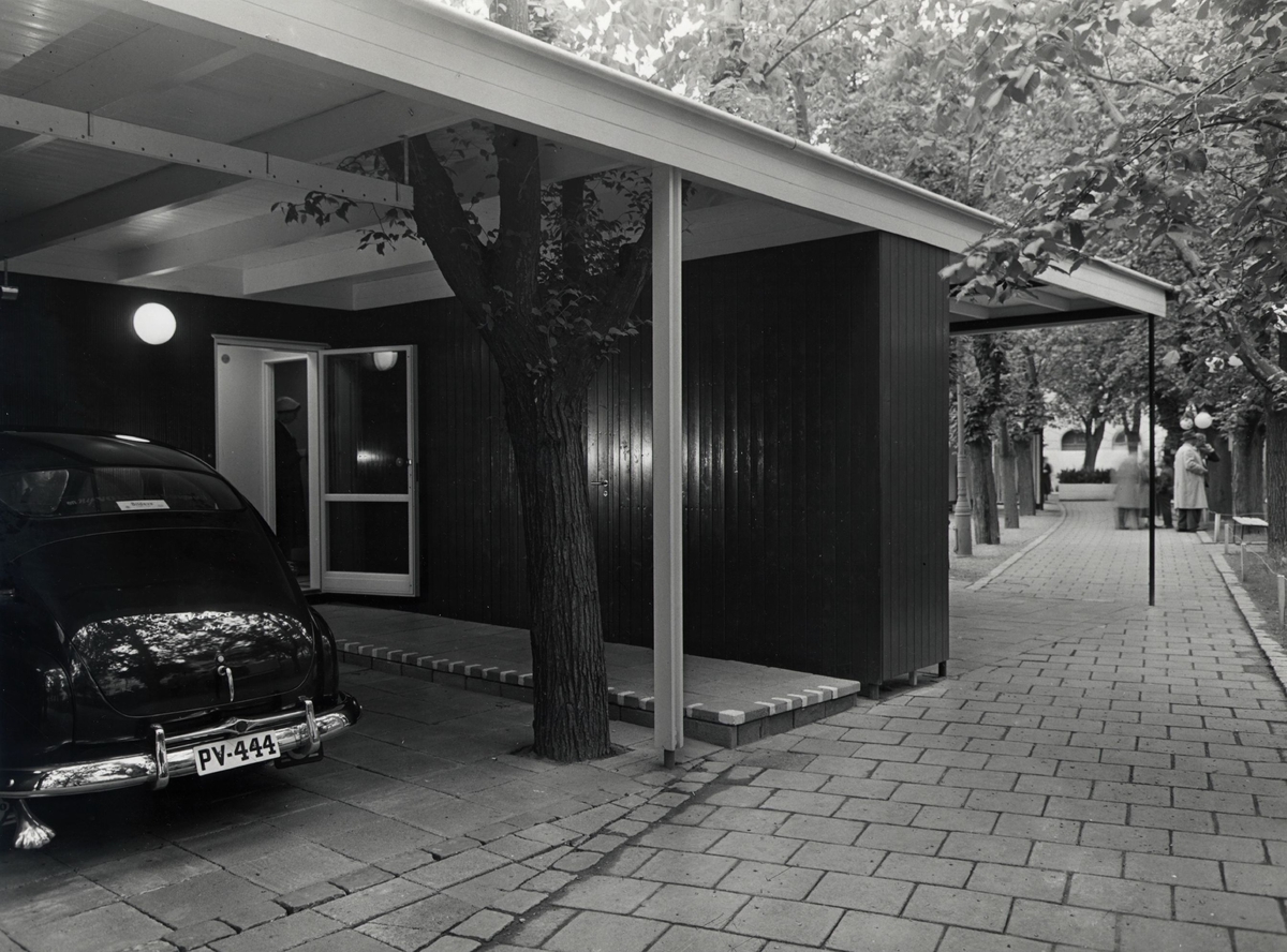 H55 Helsingborgsutställningen entrésidan på enfamiljshus
Exteriör med uppställningsplats för bil under tak.  Villa - Bo med bil - på H55-utställningen.