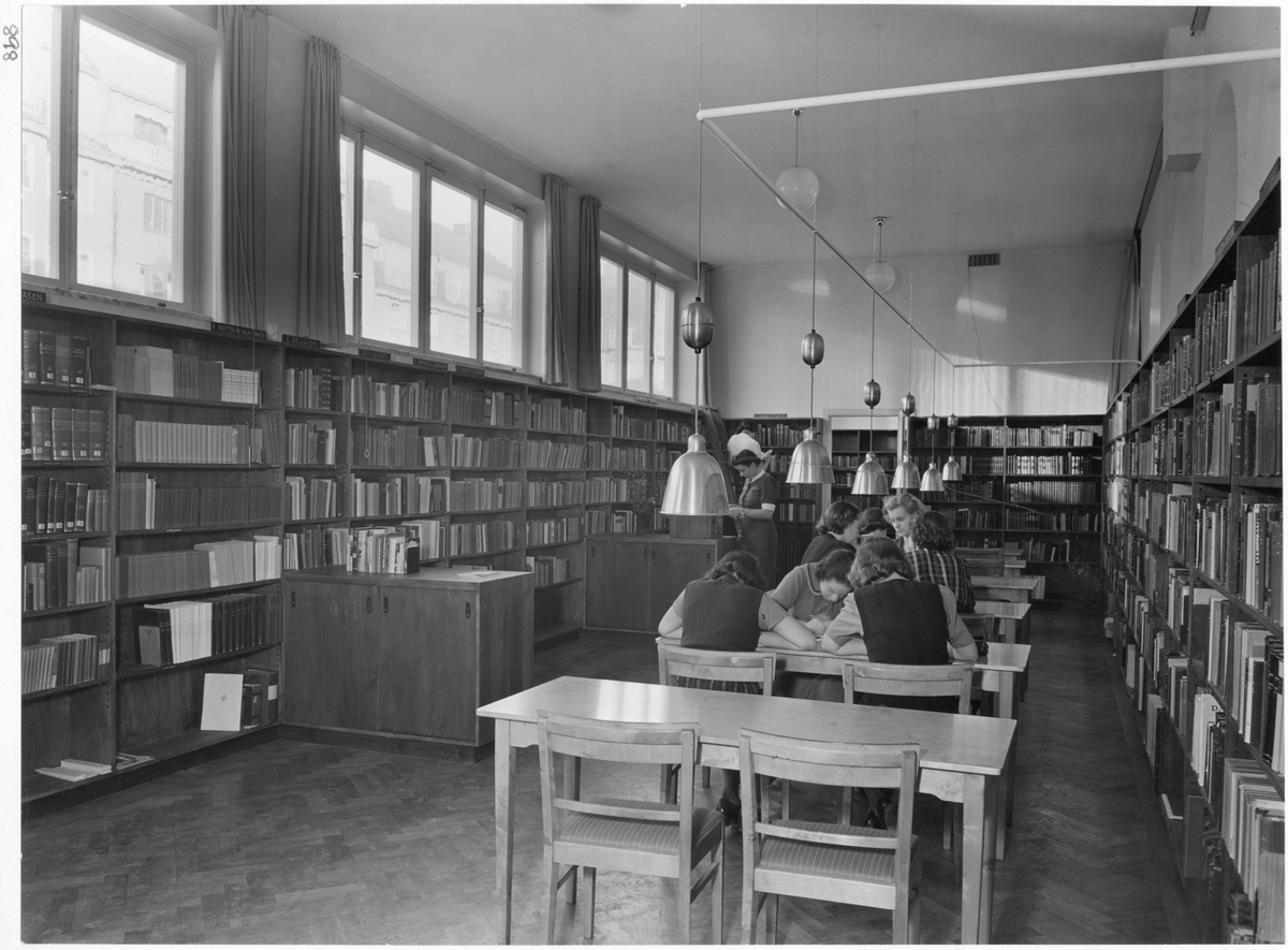 Lyceum för flickor (Östermalmsskolan)
Interiör Bibliotek med elever