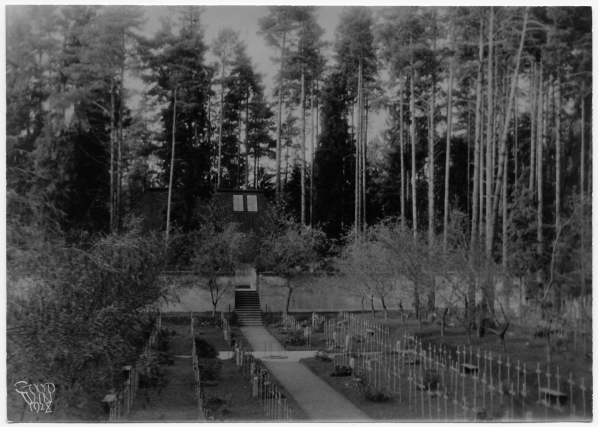 Skogskyrkogården
Skogskapellet med gravar i frörgunden