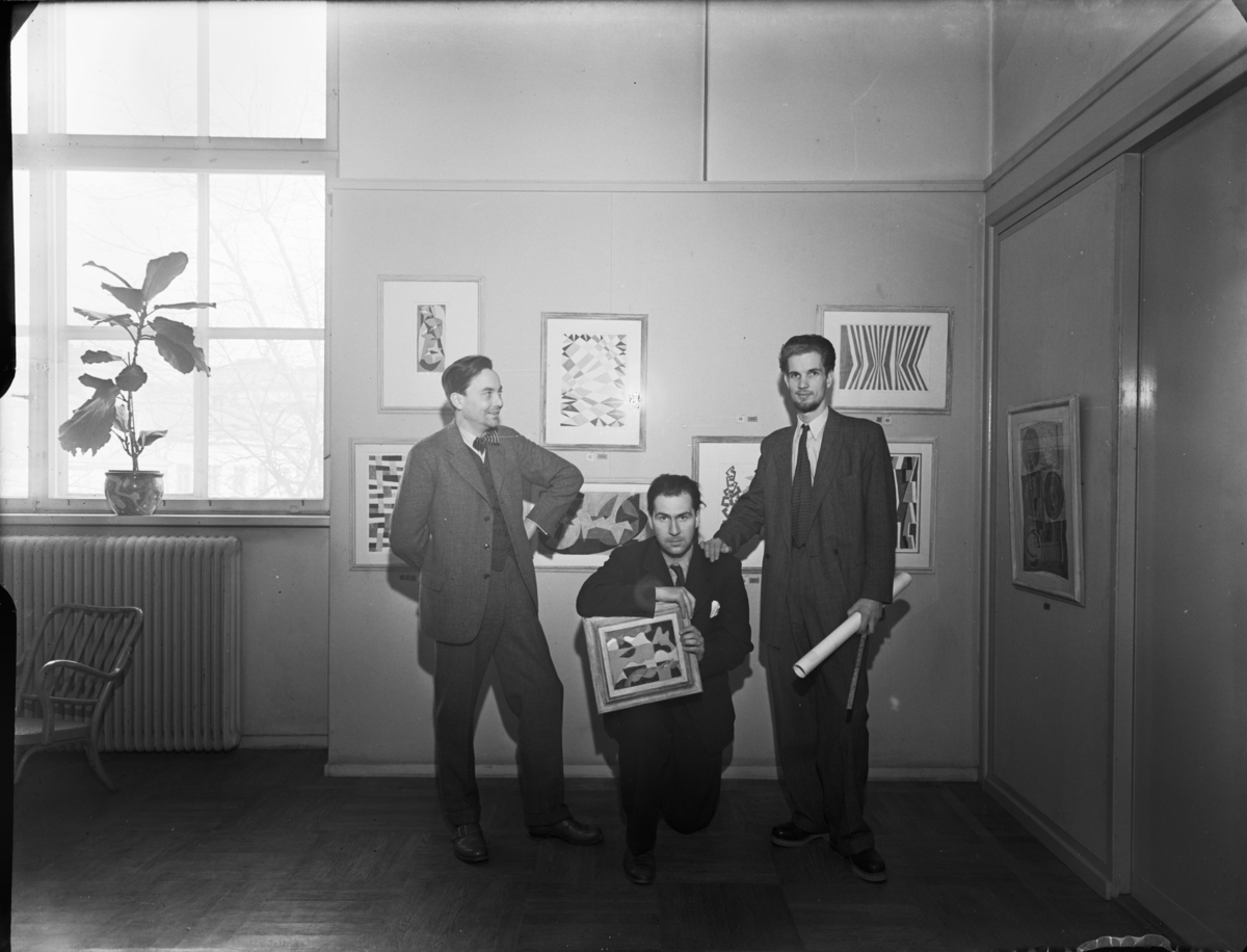 Utställning med konkret konst på Galerie Blanche 1949
Grupporträtt med konstnärerna Pierre Olofsson, Karl Axel Pehrson och Olle Bonniér