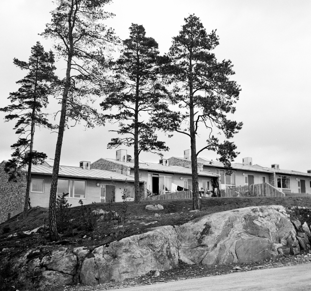 Radhus i Vällingby
Exteriör, radhusområdet Atlantis. Fasader mot bergsknalle med tallar.