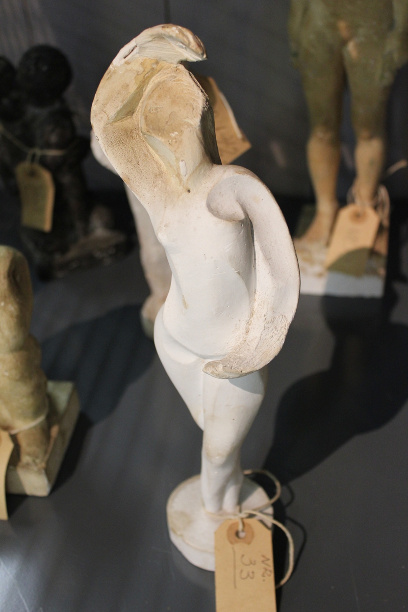 Skulptur i gips av en kvinne. Tittel: "DANSERINNE". Stududie i samapill. Konveks og konkave former