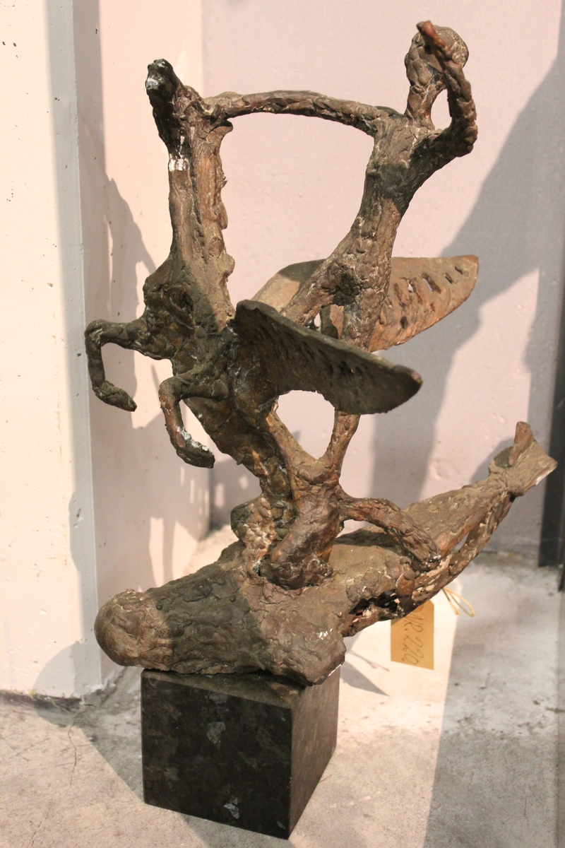 Skulptur i bronse av en hest med vinger og en rytter. Tittel: "Vingehesten". (Bjørnson monument) Se også nr.221.