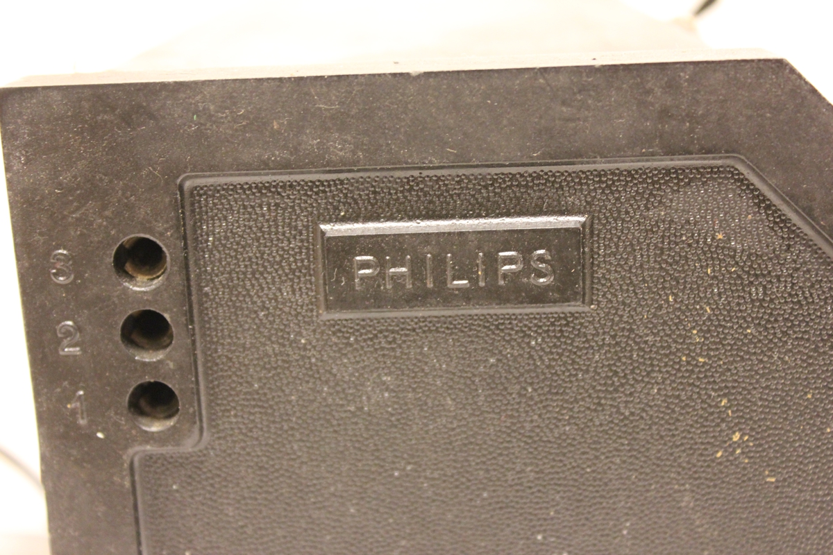 Radio med løs høytaler.
A: Radio, "Philips type 2514. Serienr.170045
B: Høytaler