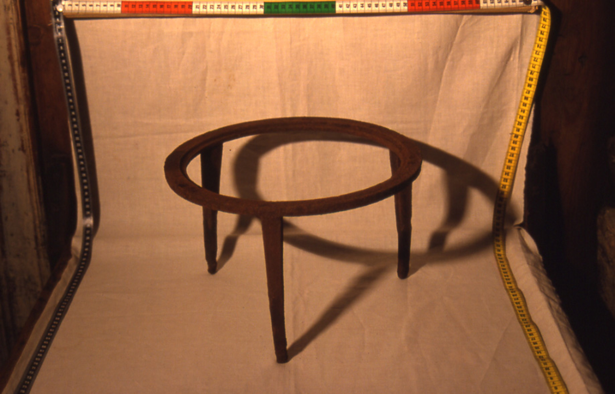 Form: rund ring, 3 føtter, 2 løse ringer, senterlokk
