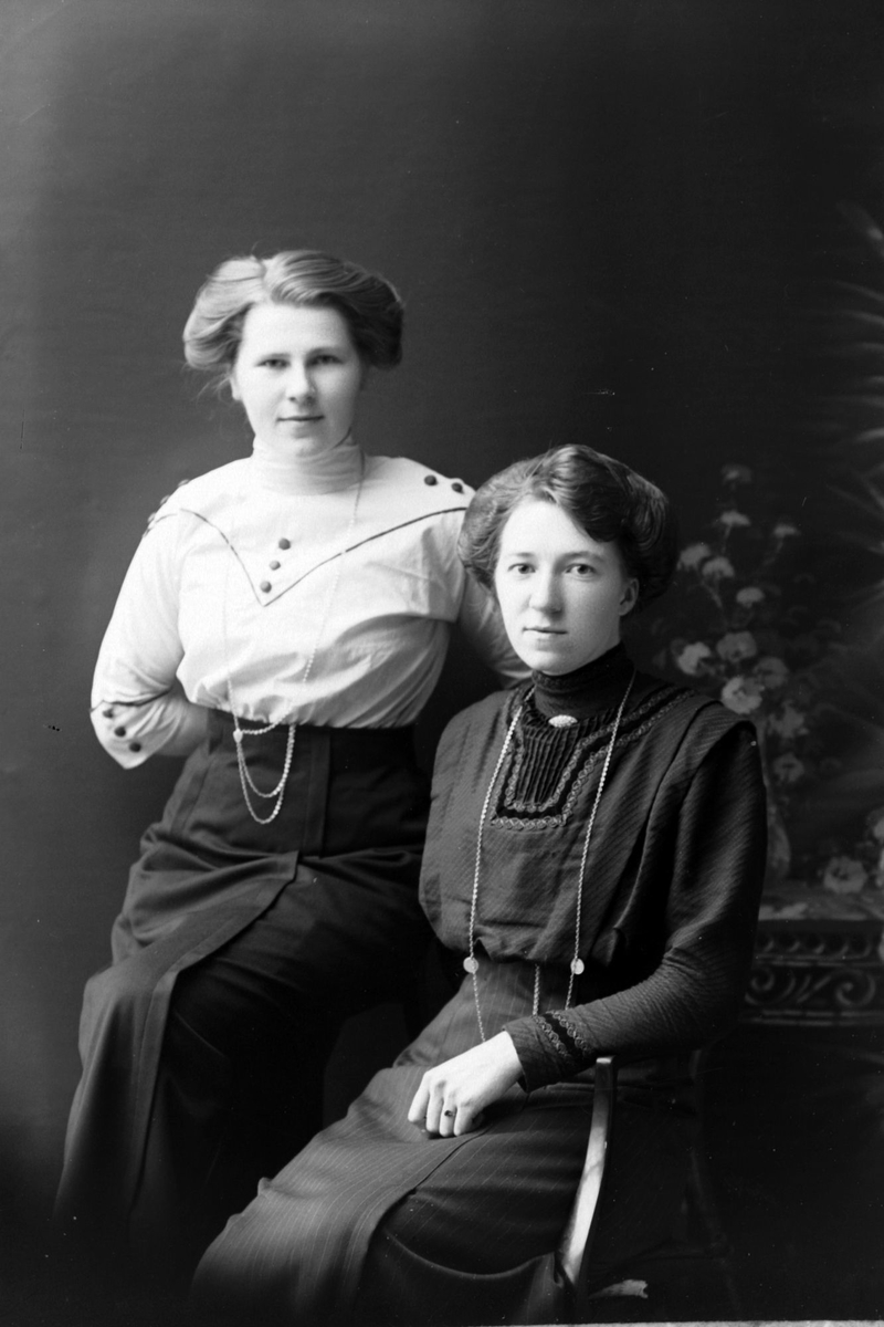 Portrett i halvfigur av Olga Sogge (f.1891 Gansås), og en venninne.
