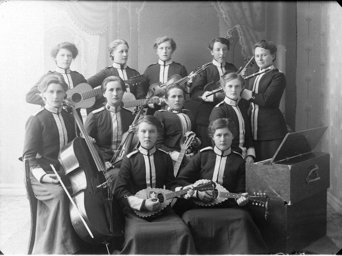 Frelsesarméens Stabsorkester "Midnattsolens døtre" bestod av elleve musikerende kvinner som reiste over hele landet.