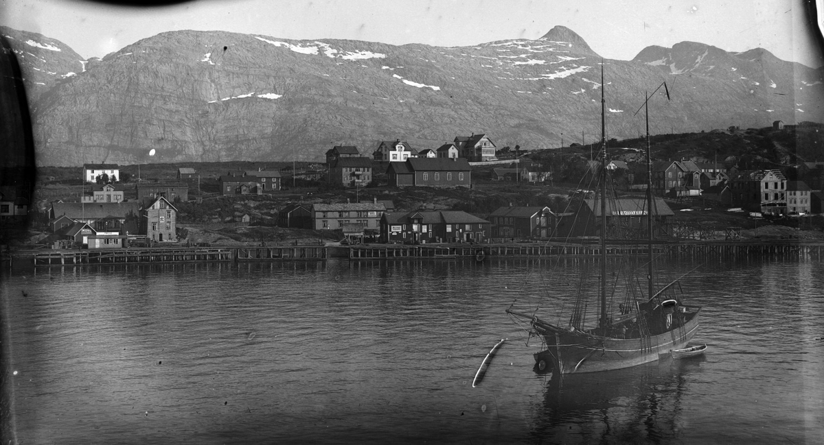 Sandnessjøen fotografert fra sjøsiden. I forgrunnen en tomasters seilskute, i midten av bildet kan man se blant annet Hotel Scandinavie.
