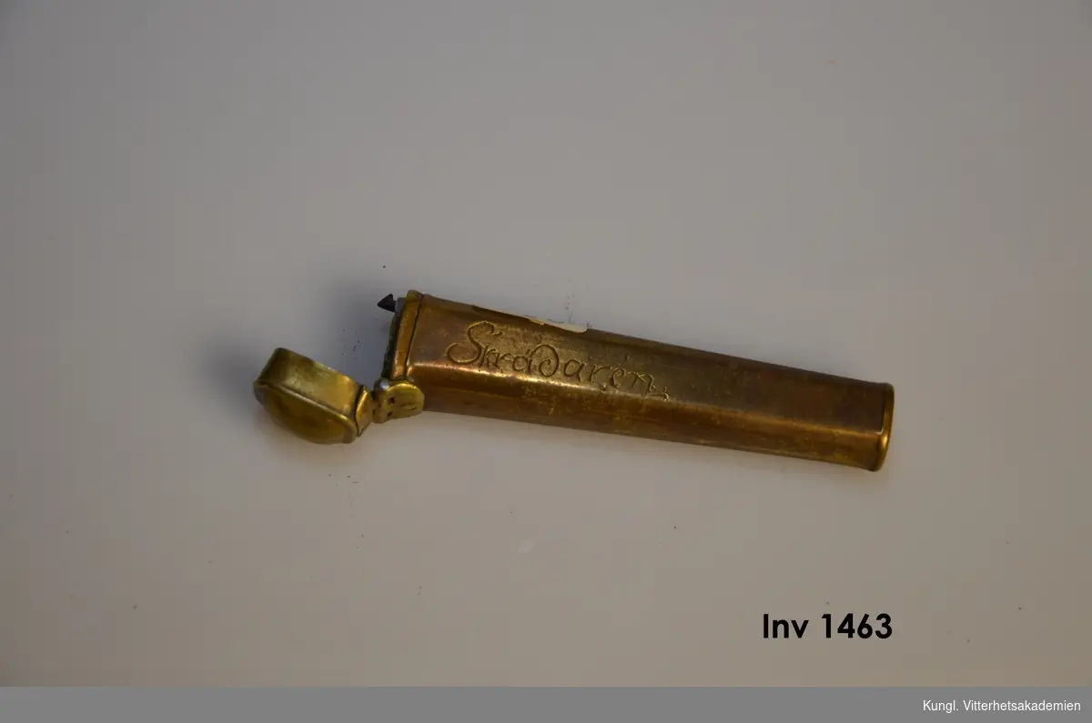 Etui av mässing, elegant utformat. Har förmodligen innehållit nålar då det står ingraverat "Skrädaren" E.L.S. 1767 på etuiet.

fr. Salbohed, vid Sala, Västmanland