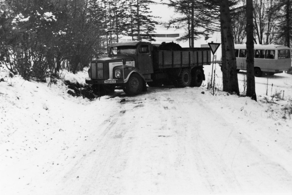 Lastebil stående på tvers av sidevei, ovenfor veien inn til Borkenes sentrum.
